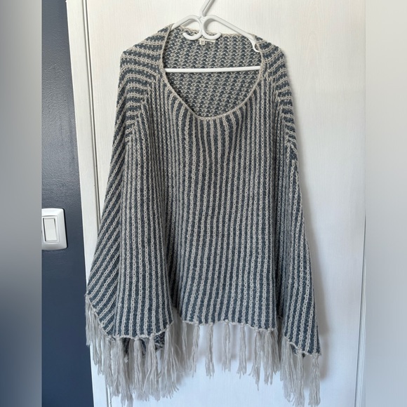 Handmade cashmere-like poncho - Picture 1 of 2